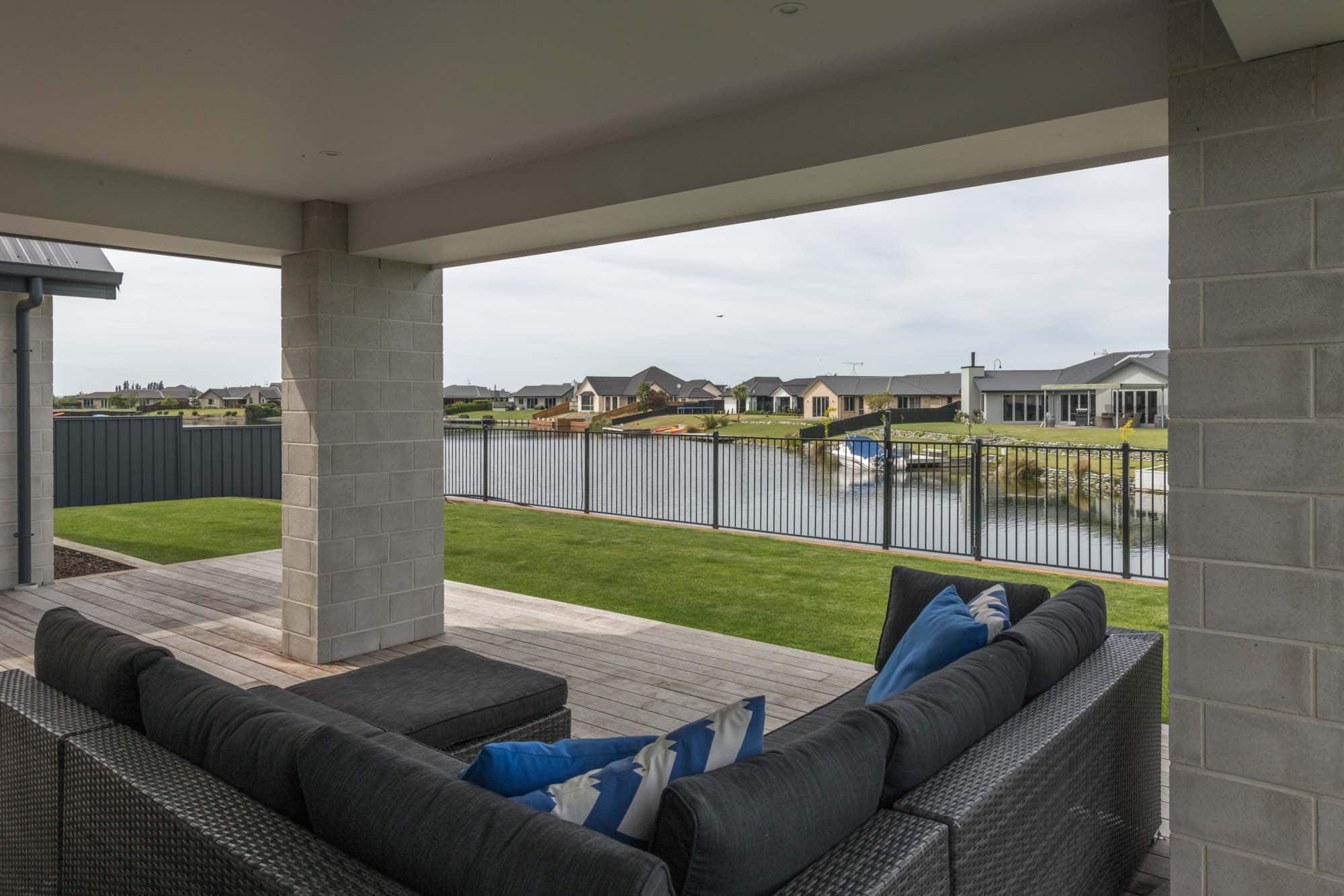 Trent Place: Lake Hood Lakeside Residence