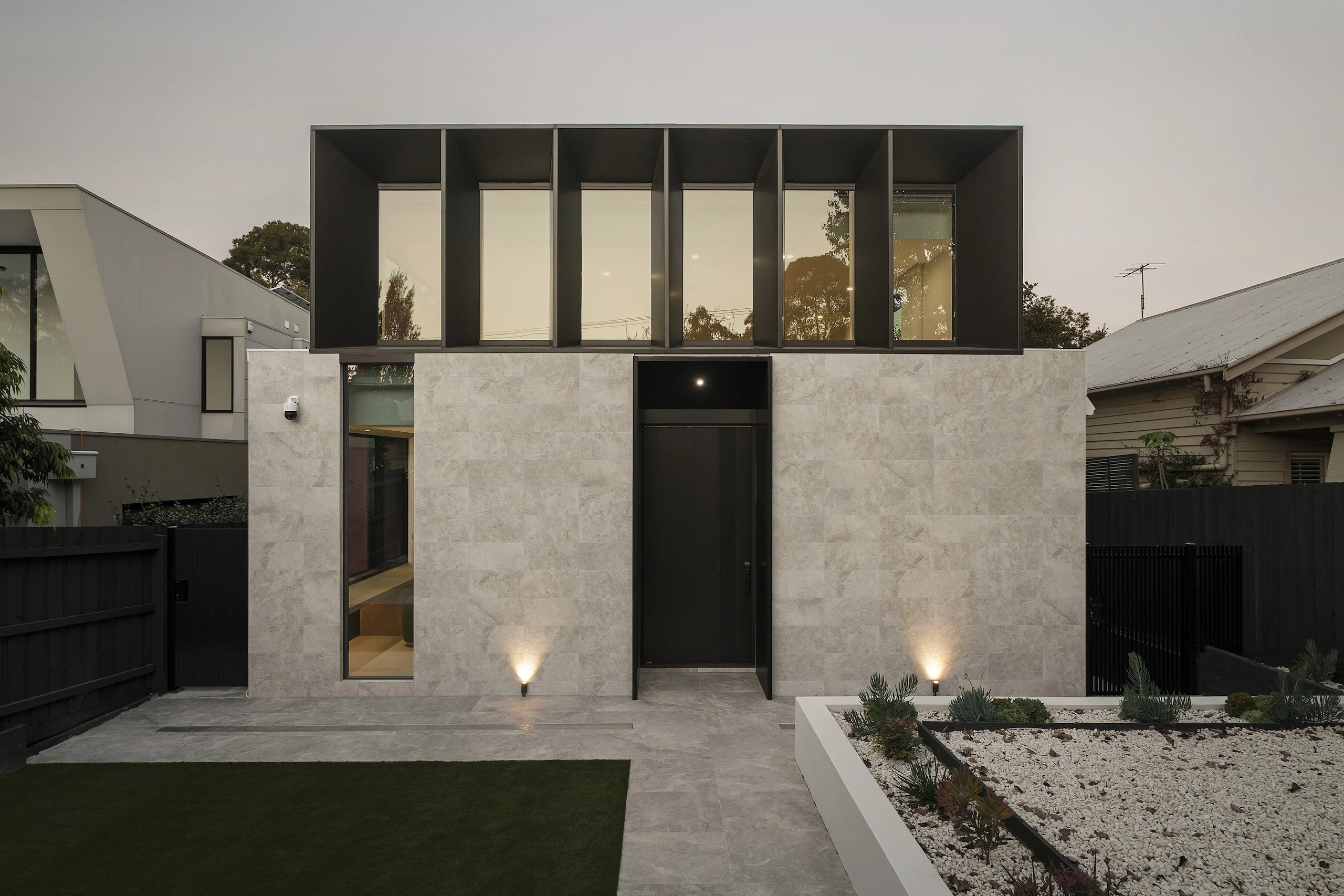 منزل أنتري: تصميم سكني يستجيب لفروق الارتفاع