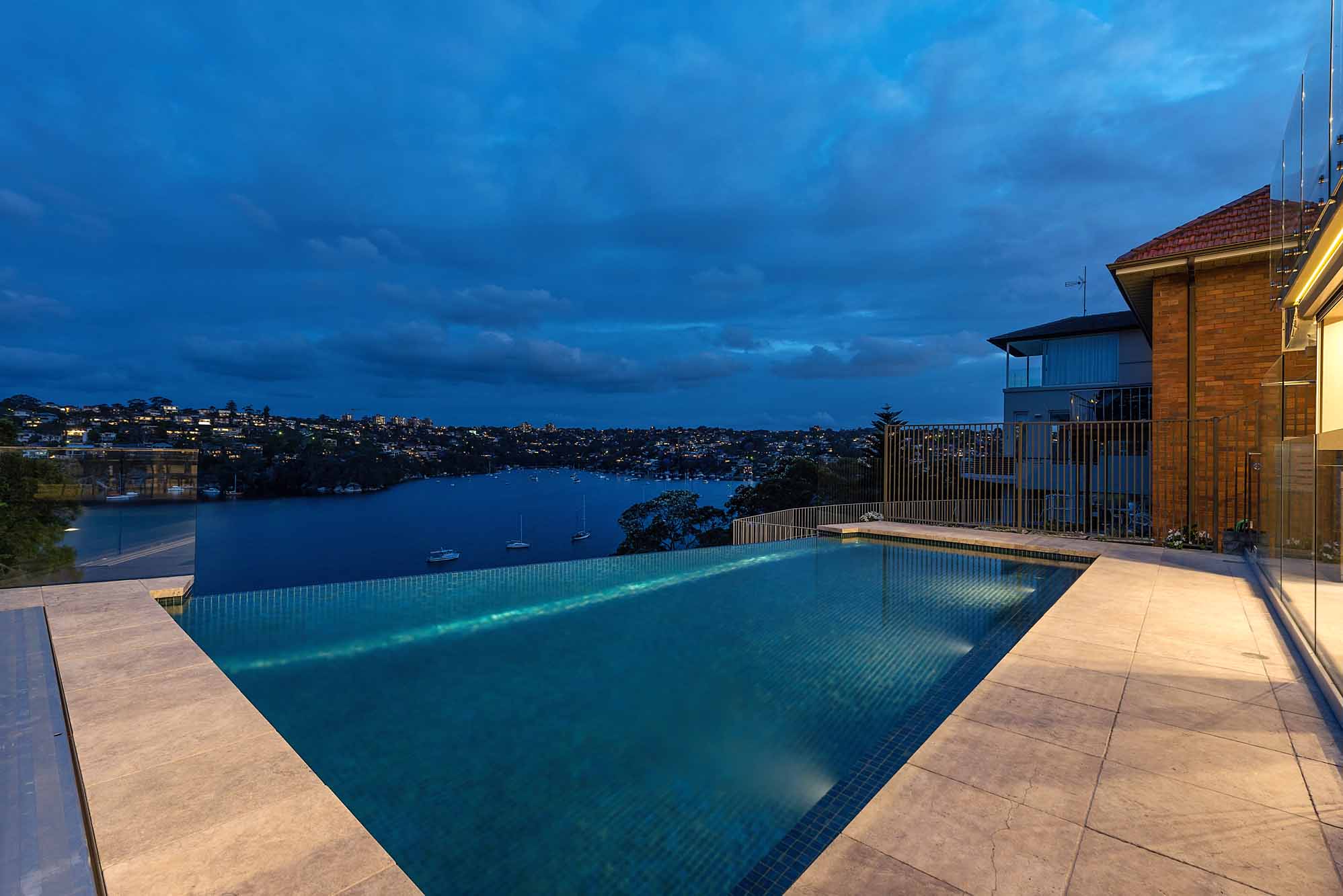 Three-Storey Elevator Villa Overlooking The Spit Bridge