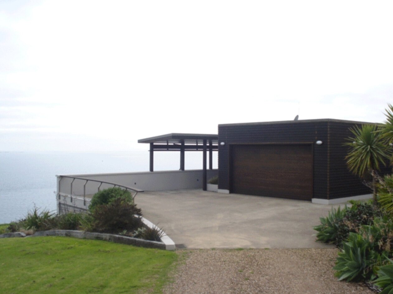 Aitken Home: Waiheke Five-Bedroom Residence