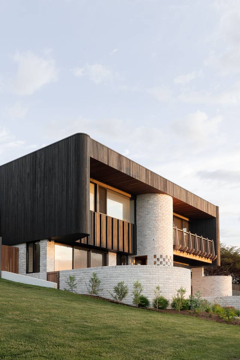 Carbon Skins: Split-level Residence by the Sea at Kiama