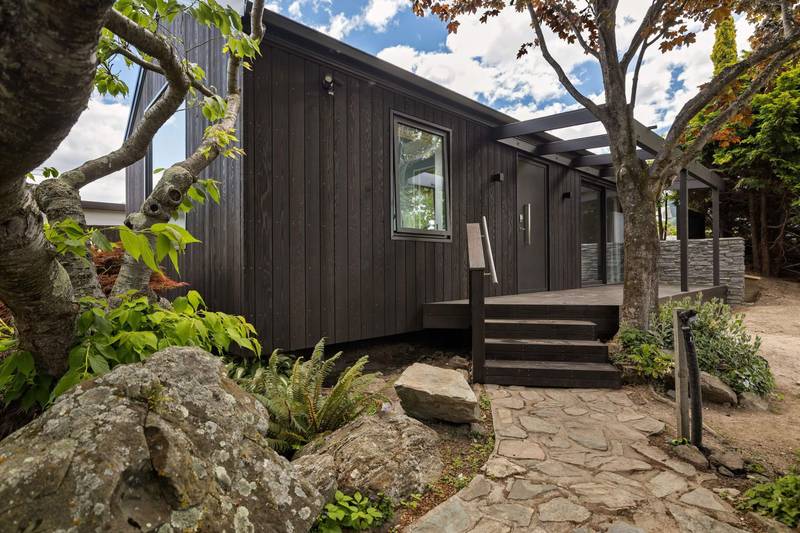 Queenstown Kelvin Heights Cedar Luxury Cottage