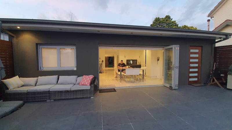 تجديد الواجهة وتوسعة الجزء الخلفي لمنزل في North Balgowlah
