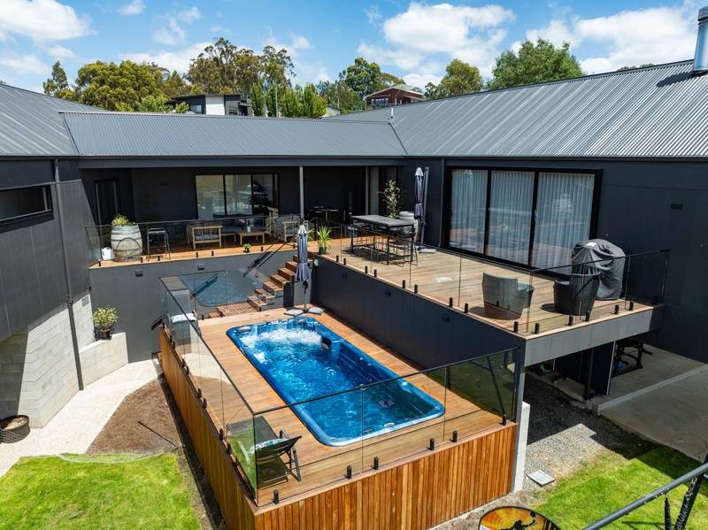 The Bevel: Launceston Hillside Residence