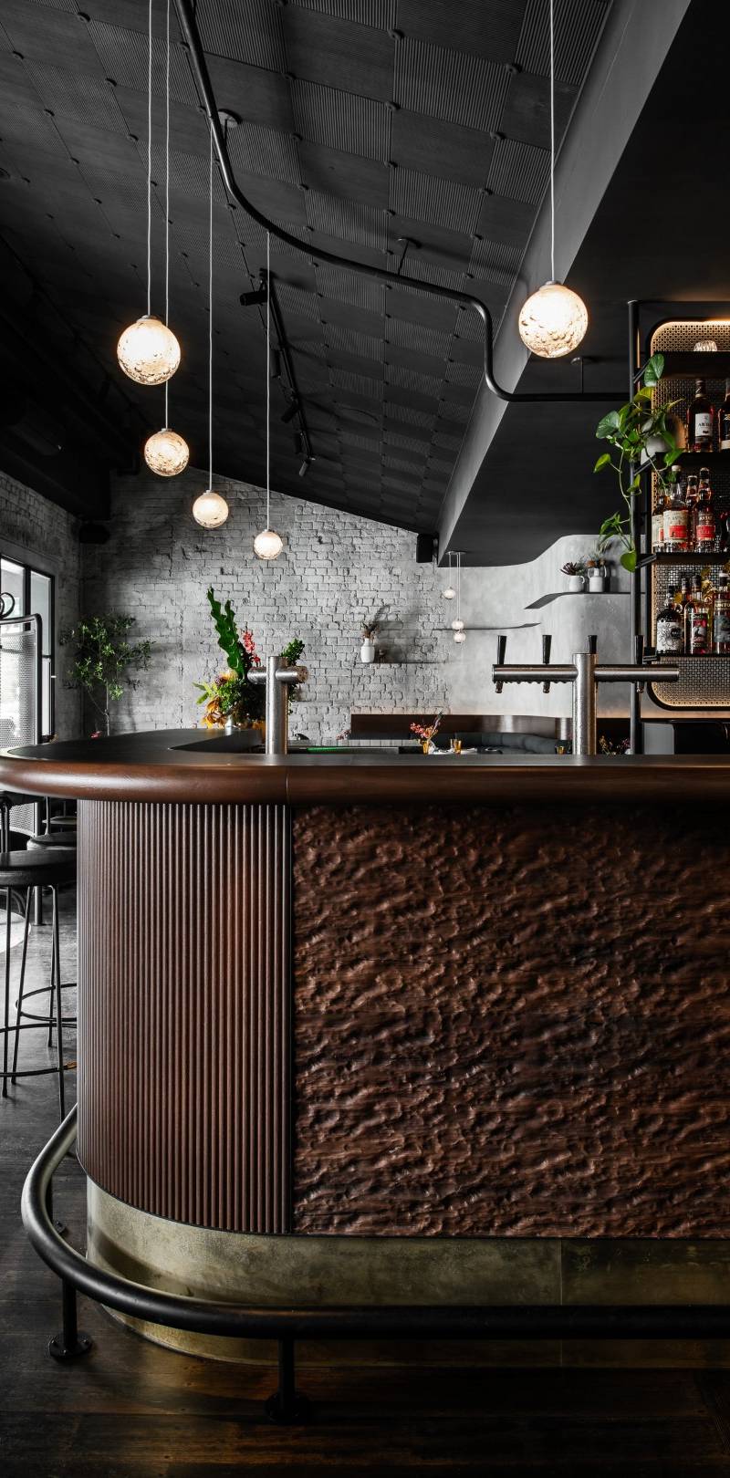 Rạp chiếu phim trăm năm tuổi được cải tạo thành quán bar nhà hàng
