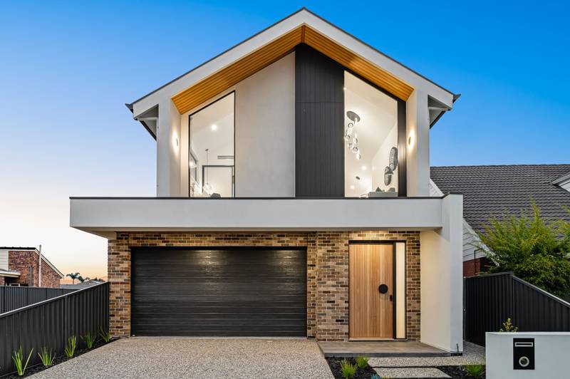 West Lakes 現代兩層訂製住宅