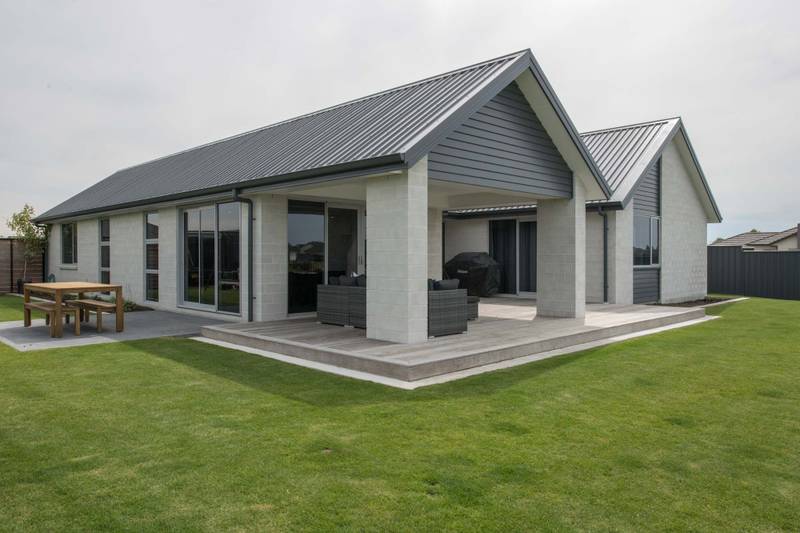 Trent Place: Lake Hood Lakeside Residence