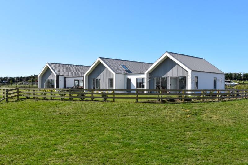 Oamaru Three-Peak Residence